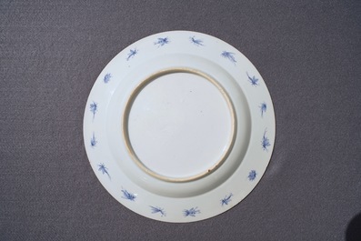 Un plat en porcelaine de Chine de style Imari &agrave; d&eacute;cor &quot;Dames au Parasol&quot;, Qianlong, ca. 1736-1738